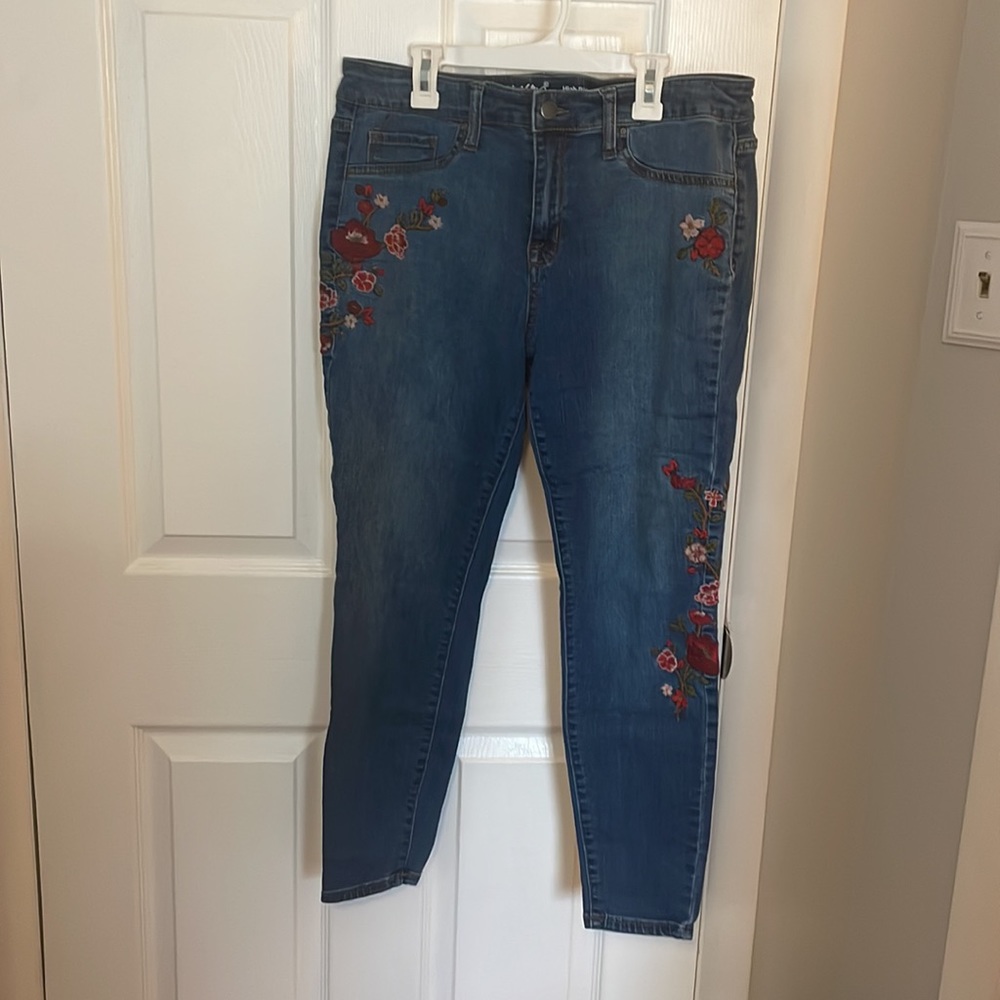 Embroidered High Rise Jeans - Picture 2 of 4